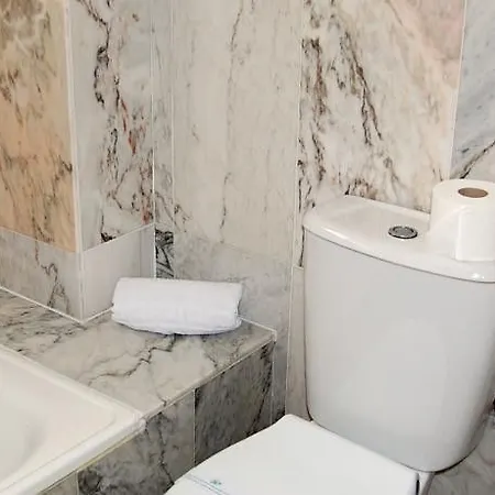 Queens - Adults Only ベニドルム