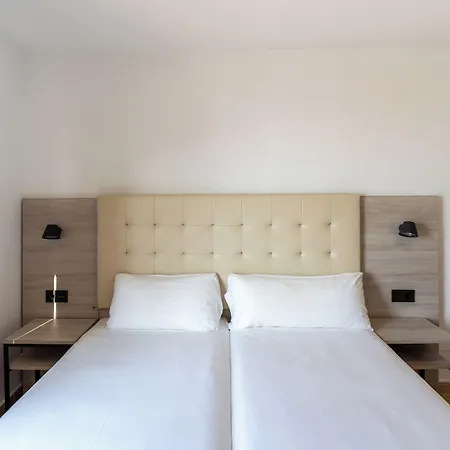 Отель Hotel Queens - Adults Only